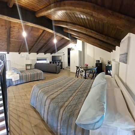 La Tana Dei Corgi Bed and Breakfast Moncrivello Exteriör bild