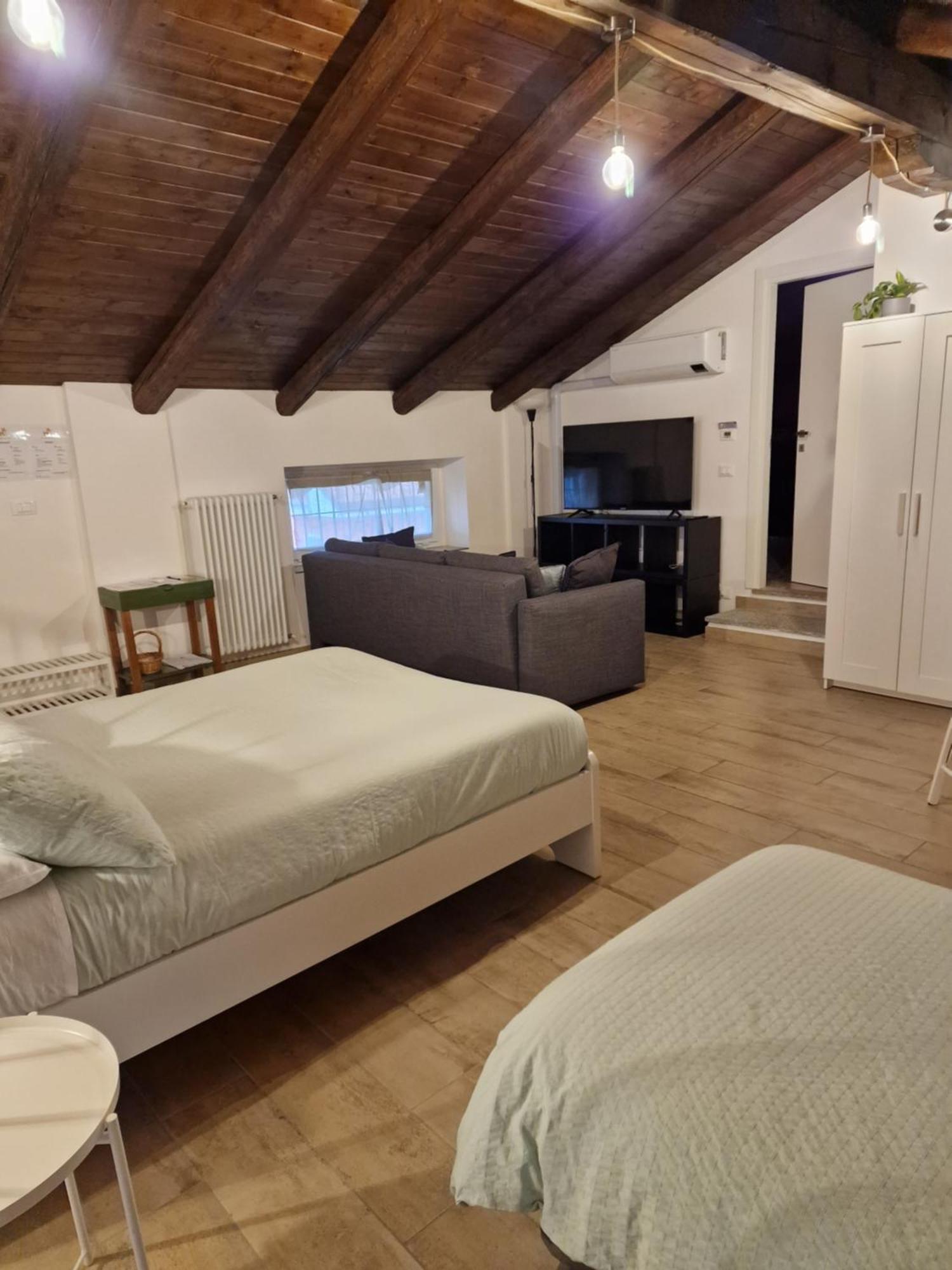 La Tana Dei Corgi Bed and Breakfast Moncrivello Rum bild