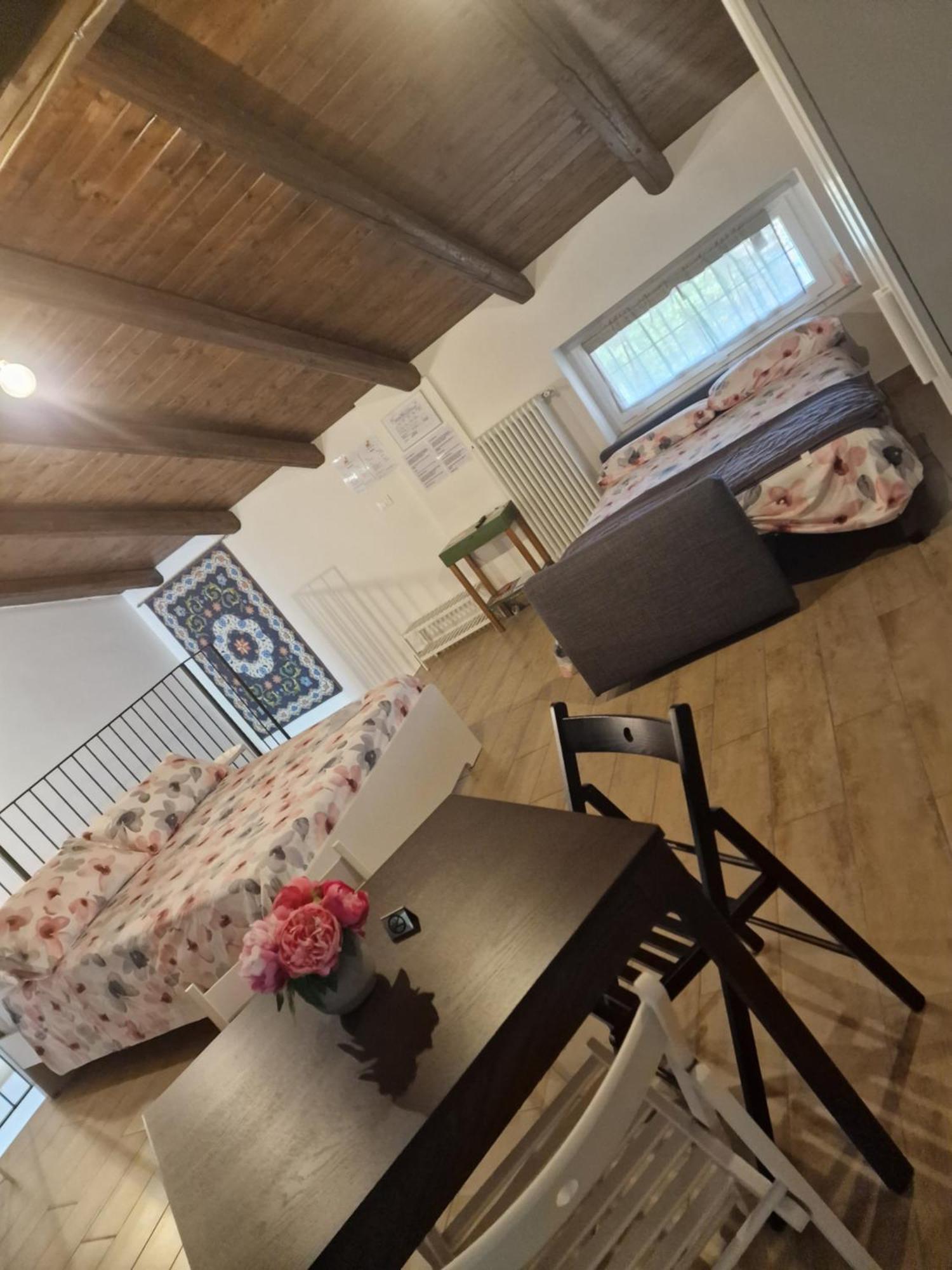 La Tana Dei Corgi Bed and Breakfast Moncrivello Exteriör bild